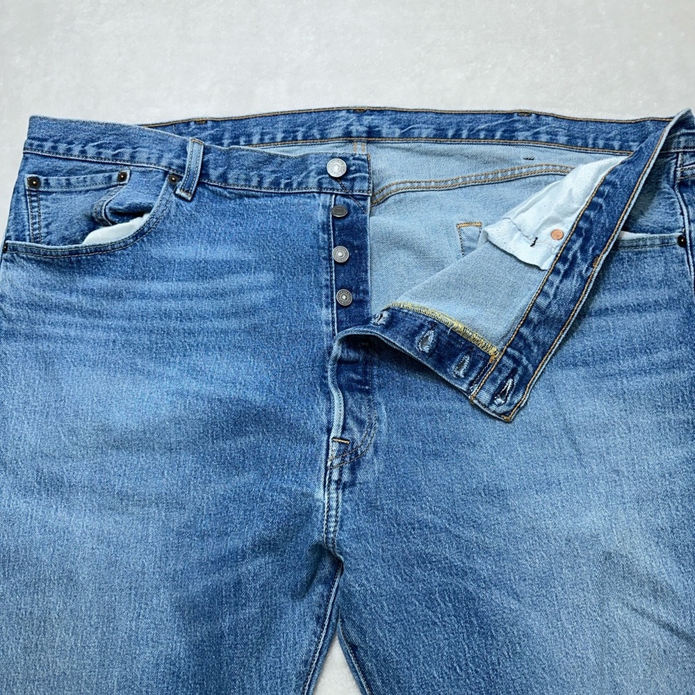 Levis 501 Jeans Mens 44x32 Blue Button Fly Denim Relaxed Straight Medium Wash